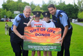 ***NO FEE PIC *** 20/05/2017 Sgt Stephen Lydon, Jack donegan Tullamore 12, Matthew d'arcy 12 & Garda Gavin Dufy during the Irish Kidney Association's Run for a Life family fun run which will take place this Saturday 20th May at Corkagh Park, Clondalkin, Dublin. The IKA's Run for a Life is a charity fundraiser and celebrates the gift of life and aims to raise awareness about the vital importance of organ donation and transplantation. Now in its 9th year Run for a Life is open to people of all ages with the option of walking, jogging or running competitively in either a chip timed 2.5km, 5km or 10km distance. Based on last year's attendance over 500 people are expected to register for the event. For more information on the event visit website www.runforalife.ie For organ donor cards Freetext DONOR to 50050 or visit website www.ika.ie/card You can now download the IKAs new digital donor card by visiting www.donor.ie on your smartphone. Your wishes to be an organ donor can also be included on the new format driving licence which is represented by Code 115. Photo: Arthur Carron