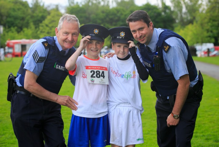 ***NO FEE PIC *** 20/05/2017 Sgt Stephen Lydon, Jack donegan Tullamore 12, Matthew d'arcy 12 & Garda Gavin Dufy during the Irish Kidney Association's Run for a Life family fun run which will take place this Saturday 20th May at Corkagh Park, Clondalkin, Dublin. The IKA's Run for a Life is a charity fundraiser and celebrates the ‘gift of life’ and aims to raise awareness about the vital importance of organ donation and transplantation. Now in its 9th year ‘Run for a Life’ is open to people of all ages with the option of walking, jogging or running competitively in either a chip timed 2.5km, 5km or 10km distance. Based on last year's attendance over 500 people are expected to register for the event. For more information on the event visit website www.runforalife.ie For organ donor cards Freetext DONOR to 50050 or visit website www.ika.ie/card You can now download the IKA’s new digital donor card by visiting www.donor.ie on your smartphone. Your wishes to be an organ donor can also be included on the new format driving licence which is represented by Code 115. Photo: Arthur Carron