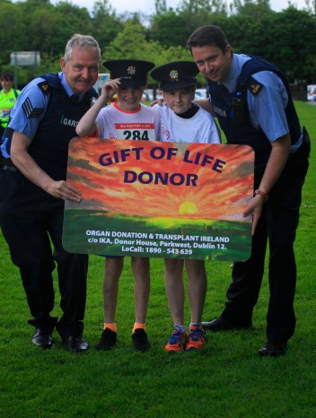 ***NO FEE PIC *** 20/05/2017 Sgt Stephen Lydon, Jack donegan Tullamore 12, Matthew d'arcy 12 & Garda Gavin Dufy during the Irish Kidney Association's Run for a Life family fun run which will take place this Saturday 20th May at Corkagh Park, Clondalkin, Dublin. The IKA's Run for a Life is a charity fundraiser and celebrates the gift of life and aims to raise awareness about the vital importance of organ donation and transplantation. Now in its 9th year Run for a Life is open to people of all ages with the option of walking, jogging or running competitively in either a chip timed 2.5km, 5km or 10km distance. Based on last year's attendance over 500 people are expected to register for the event. For more information on the event visit website www.runforalife.ie For organ donor cards Freetext DONOR to 50050 or visit website www.ika.ie/card You can now download the IKAs new digital donor card by visiting www.donor.ie on your smartphone. Your wishes to be an organ donor can also be included on the new format driving licence which is represented by Code 115. Photo: Arthur Carron
